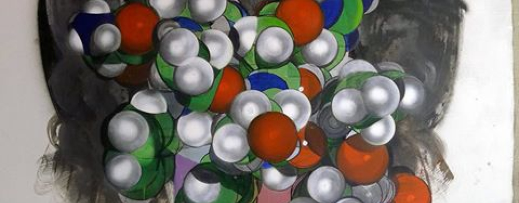 Galerie Kaple vystavuje abstraktní obrazy vyvolávající konkrétní a viditelné asociace.