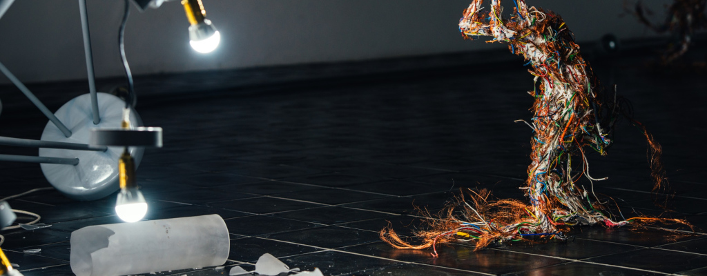 Instalaci „Systémy bez ducha“ od Krištofa Kintery lze zhlédnout v Galerii Kaple ve Valašském Meziříčí do 19. února