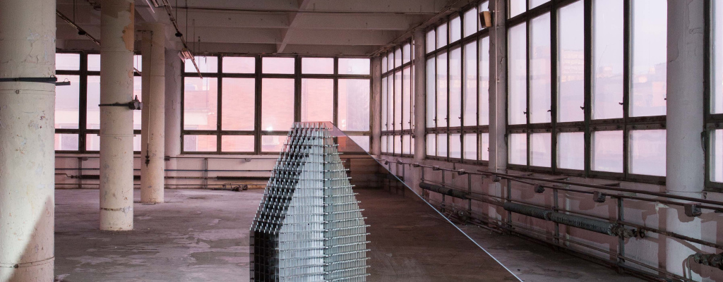 Studenti ateliéru Design skla ze Zlína společně s jeho vedoucím  Petrem Stanickým vystavují v meziříčské Galerii Sýpka