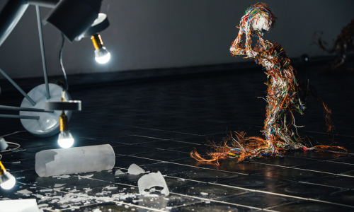 Instalaci „Systémy bez ducha“ od Krištofa Kintery lze zhlédnout v Galerii Kaple ve Valašském Meziříčí do 19. února