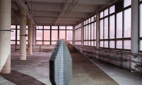 Studenti ateliéru Design skla ze Zlína společně s jeho vedoucím  Petrem Stanickým vystavují v meziříčské Galerii Sýpka